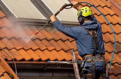 Démoussage et hydrofuge de toiture à Pompignan
